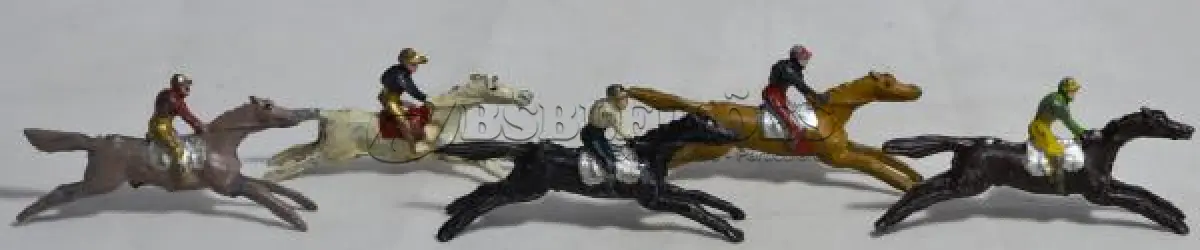 LOTE 071 - COLEÇÃO COM 28 MINIATURAS DE CAVALOS DE CORRIDA ANTIGOS DÉCADA DE 80 COM  JÓQUEIS EM CHUMBO, POLICROMADA, (NO ESTADO)