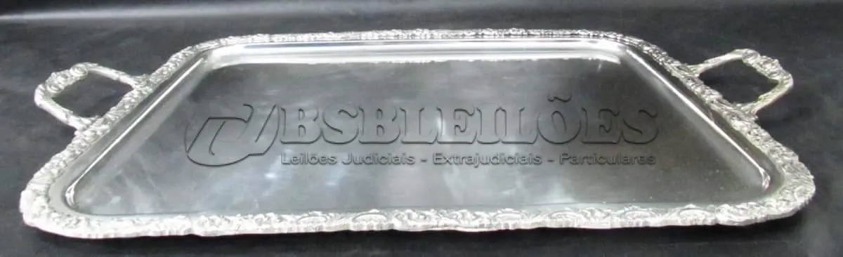 LOTE 111 - BANDEJA  EM METAL ESPESSURADO A PRATA MEDIDAS:62,5 CM DE COMPRIMENTO X 40 CM DE LARGURA. (BANHO NOVO).(NO ESTADO)