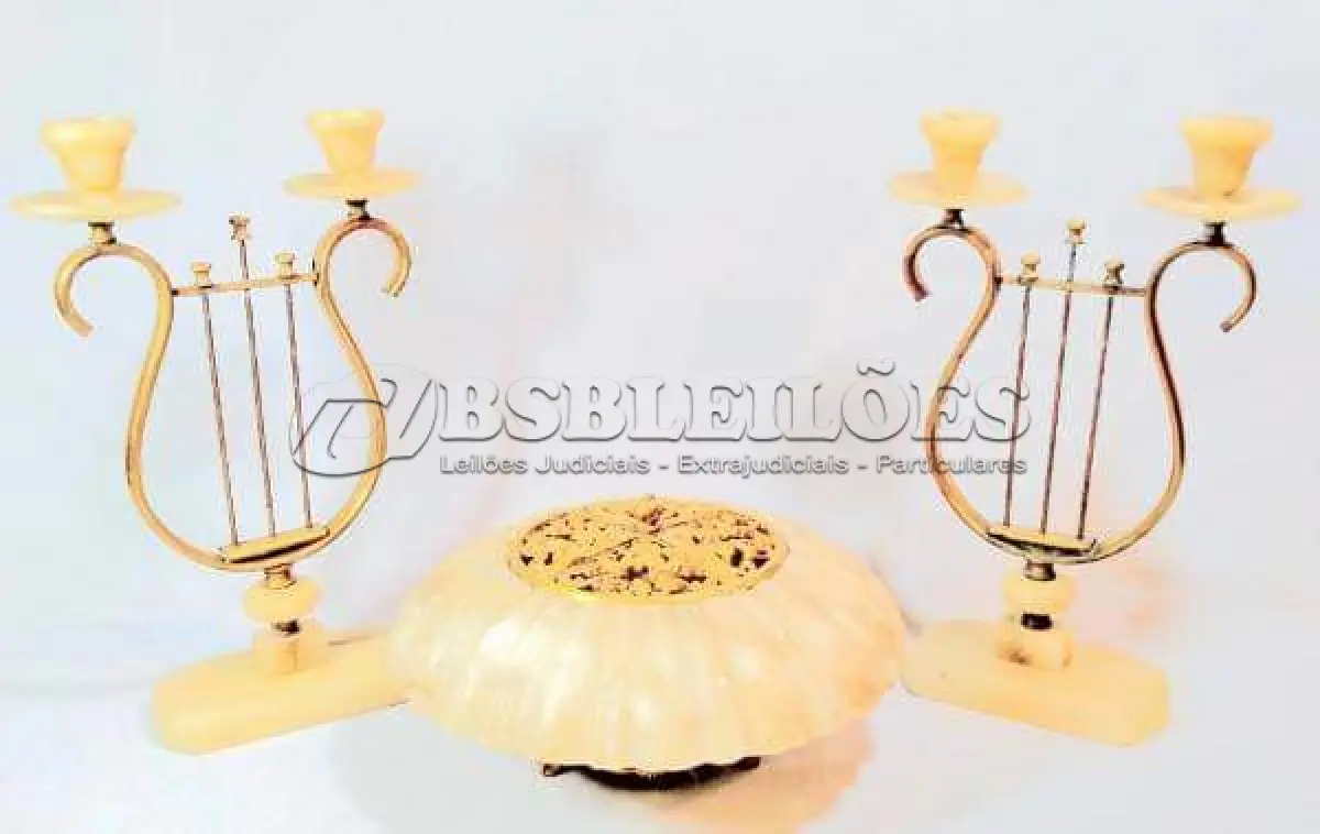 LOTE 176 - RARO TERNO IMPORTADO ITÁLIA, SÉC XIX, EM ALABASTRO, PARTES  EM BRONZE DOURADO, 1 CENTRO DE MESA-FLOREIRA,  GRANDE FLOR  UM PAR DE CASTIÇAIS PRA DUAS VELAS REPRESENTANDO ARPAS. MED 17X30 CM (CENTRO DE MESA) E 35X20 CM( CASTIÇAIS). (NO ESTADO)