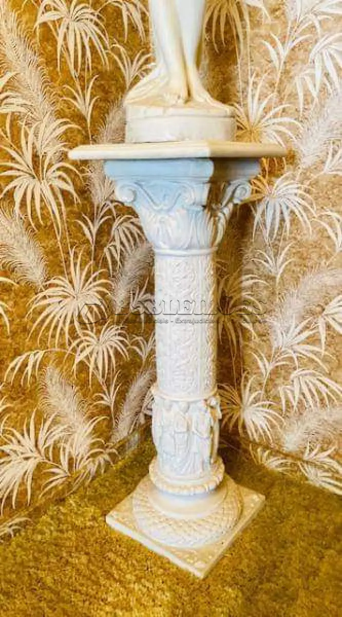 LOTE 093 - BELA ESCULTURA FEMININA EM PÓ DE MÁRMORE, AVALIADA EM 5 MIL REAIS COM BASE RICOS DETALHES. 1,52M TOTAL.  ESCULTURA: 76CM , BASE: 76CM (NO ESTADO)