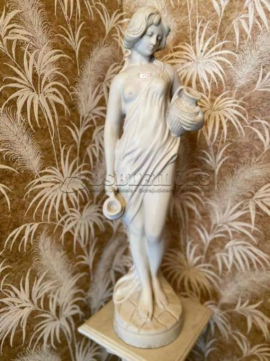 LOTE 093 - BELA ESCULTURA FEMININA EM PÓ DE MÁRMORE, AVALIADA EM 5 MIL REAIS COM BASE RICOS DETALHES. 1,52M TOTAL.  ESCULTURA: 76CM , BASE: 76CM (NO ESTADO)