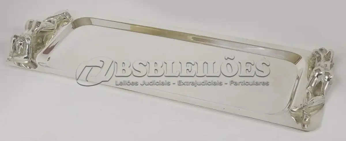 LOTE 119 - BANDEJA, GIGANTE EM METAL ESPESSURADO À PRATA, UMA DAS  MEDINDO 67X24,5X5 CM (NO ESTADO)