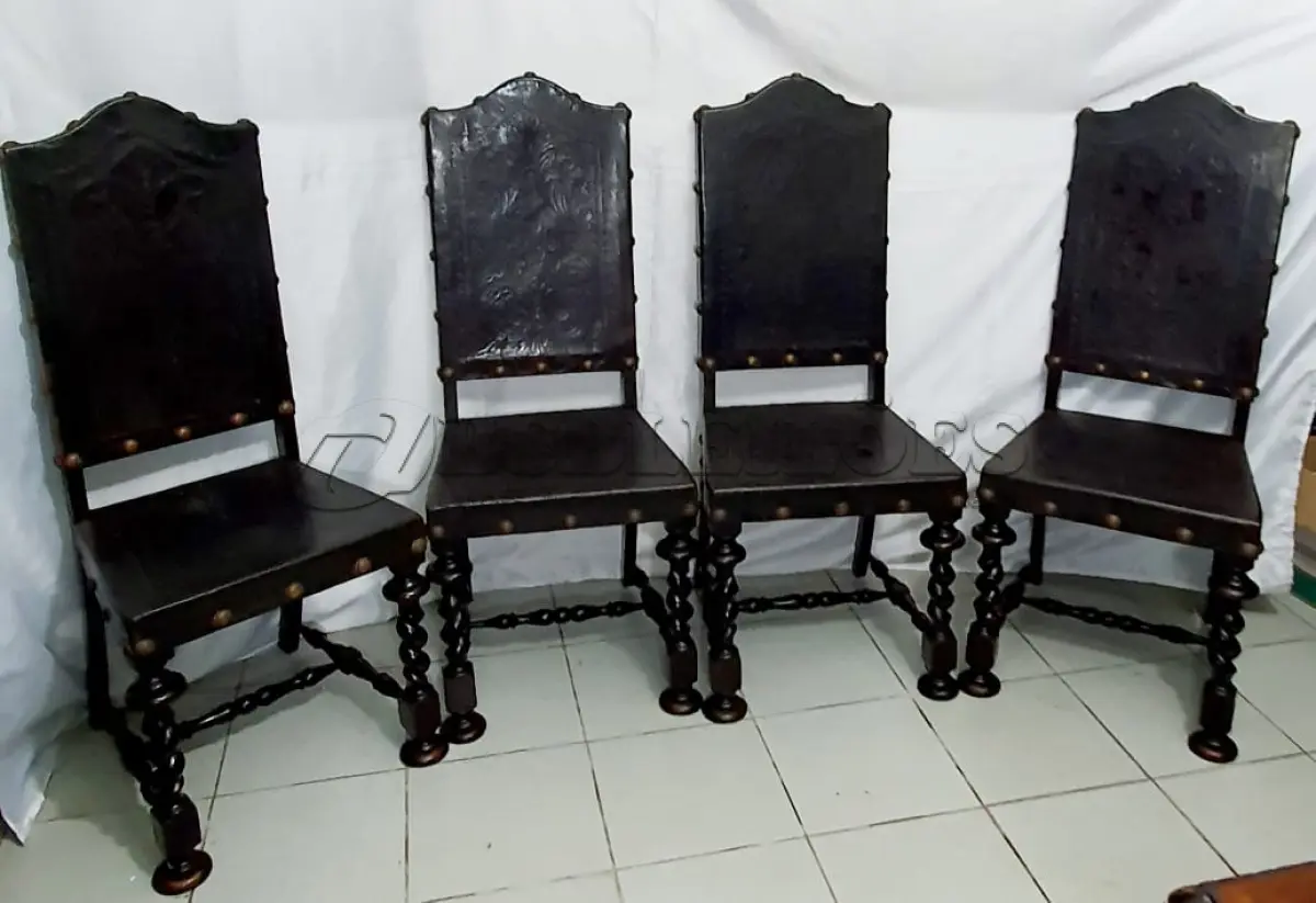 LOTE 060 - MESA MANUELINO MADEIRA NOBRE COM 4 CADEIRAS (NO ESTADO)
