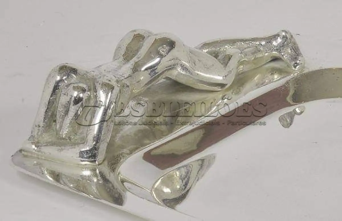 LOTE 119 - BANDEJA, GIGANTE EM METAL ESPESSURADO À PRATA, UMA DAS  MEDINDO 67X24,5X5 CM (NO ESTADO)