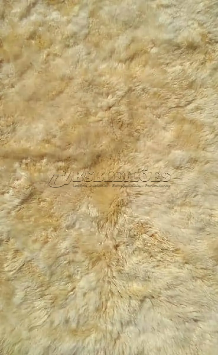 LOTE 171 - TAPETE IMPORTADO PELE DE CORDEIRO LEGITIMO, COR BRANCA, COM FORRO EM ALGODÃO,150X100 CM. (NO ESTADO)
