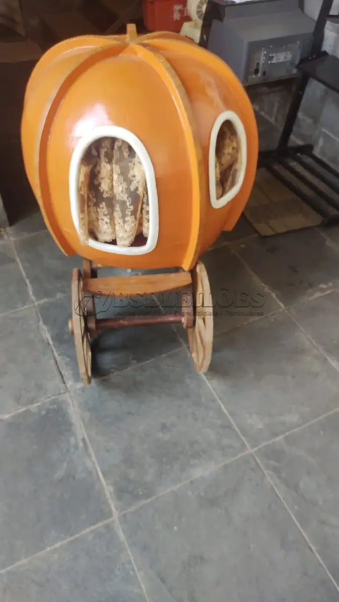 LOTE 056 - ANTIGA E RARA CARRUAGEM, ABÓBORA GRANDE CINDERELA DÉCADA DE 80 EM MADEIRA COM CORTINAS MUITO BEM CONSERVADA (NO ESTADO)
