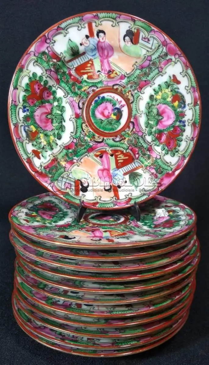 LOTE 123 - LINDÍSSIMO E RARO CONJUNTO CHINES, SÉC XIX PERÍODO " TAO KUANG ", AO GOSTO FAMÍLIA ROSA, SÃO 12 PRATOS PARA BOLO, EM PORCELANA  ESMALTADA A MÃO, PADRÃO MANDARIM. COM SELO VERMELHO. MED 16 CM.(NO ESTADO)