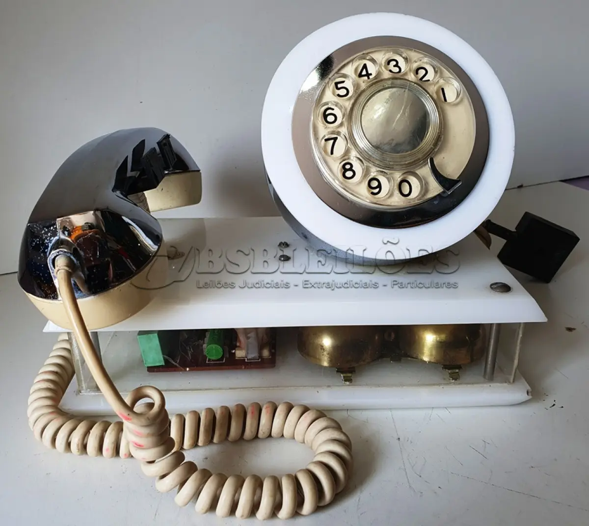 LOTE 084 - RARO TELEFONE ANOS 70. EM PLÁSTICO CROMADO E MECANISMO EM CAIXA DE ACRÍLICO MEDIDAS 24 CM COMP X 14,5 CM LARG X 19 CM ALT (NO ESTADO)