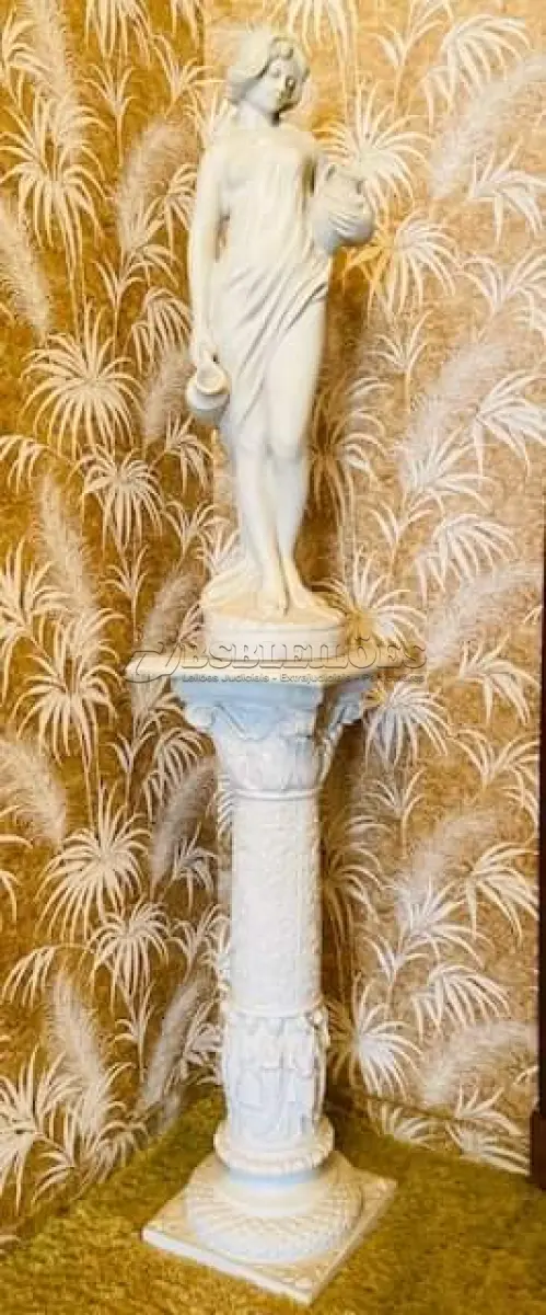 LOTE 093 - BELA ESCULTURA FEMININA EM PÓ DE MÁRMORE, AVALIADA EM 5 MIL REAIS COM BASE RICOS DETALHES. 1,52M TOTAL.  ESCULTURA: 76CM , BASE: 76CM (NO ESTADO)
