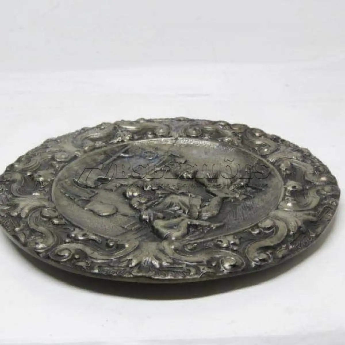 LOTE 166 - MEDALHÃO EM METAL - COM RICOS DETALHES EM ALTO RELEVO (NO ESTADO)