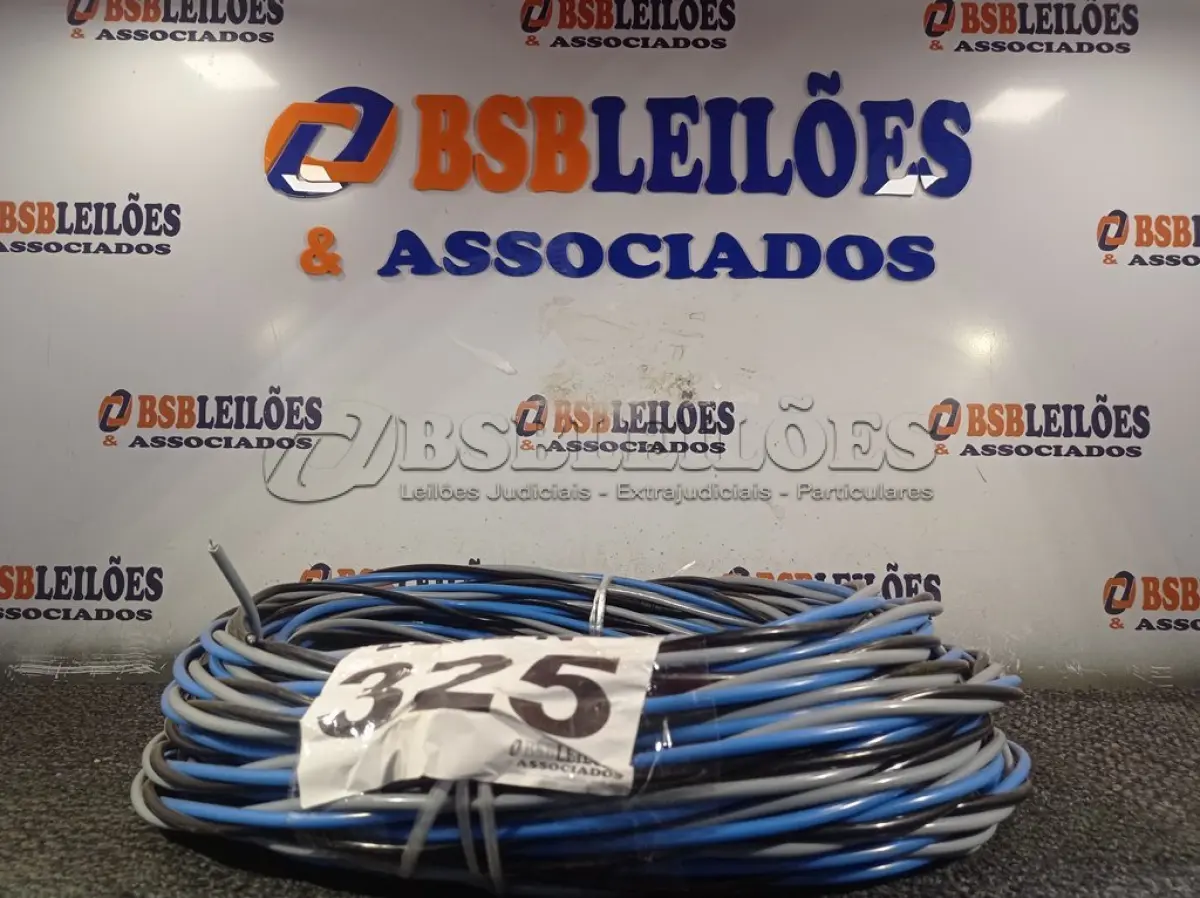 LOTE 325 - 01 – CABOS DE ENERGIA (NO ESTADO, NÃO SABEMOS SE FUNCIONA. LEILÃO NÃO TEM GARANTIA E NEM DEVOLUÇÃO, SUJEITO A POSSÍVEIS AVARIAS VISÍVEIS/OCULTAS E/OU AUSÊNCIA DE COMPONENTES)