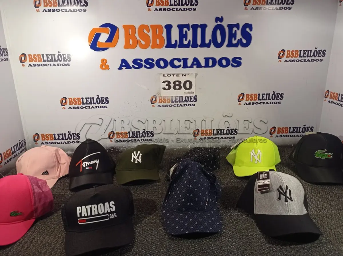 LOTE 380 - 10 – BONÉS DIVERSOS (NO ESTADO, NÃO SABEMOS SE FUNCIONA. LEILÃO NÃO TEM GARANTIA E NEM DEVOLUÇÃO, SUJEITO A POSSÍVEIS AVARIAS VISÍVEIS/OCULTAS E/OU AUSÊNCIA DE COMPONENTES)
