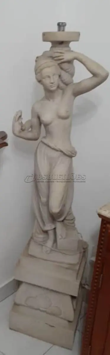 LOTE 161 - RARA ESCULTURA ITALIANA, EM MARMORITE, AVALIADA EM 4 MIL MED 160 CM (NO ESTADO)