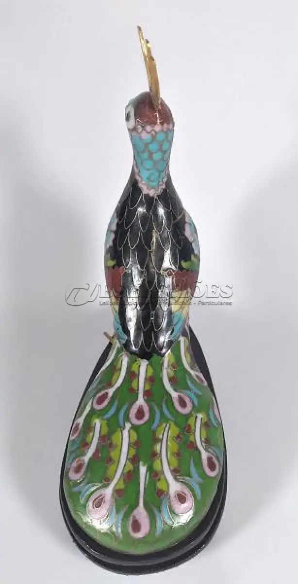 LOTE 075 - RARO CLOISONNÉ ORIENTAL, PAVÃO, COM PEANHA ORIGINAL EM MADEIRA E ESTOJO ORIGINAL. EM EXCELENTE ESTADO (NO ESTADO)