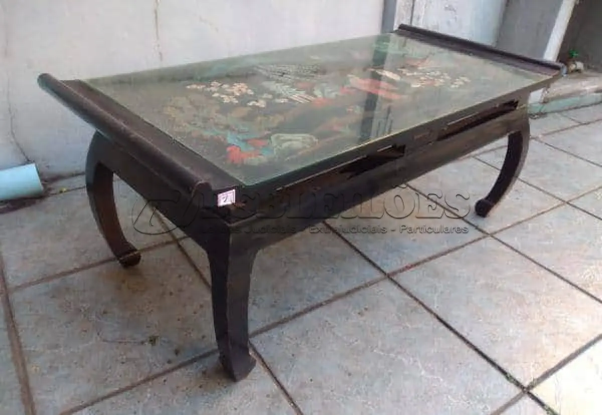 LOTE 170 - MESA DE CENTRO ORIENTAL DECORADA DO 41 CM DE ALTURA X 1,03 M X 48 CM. (NO ESTADO)