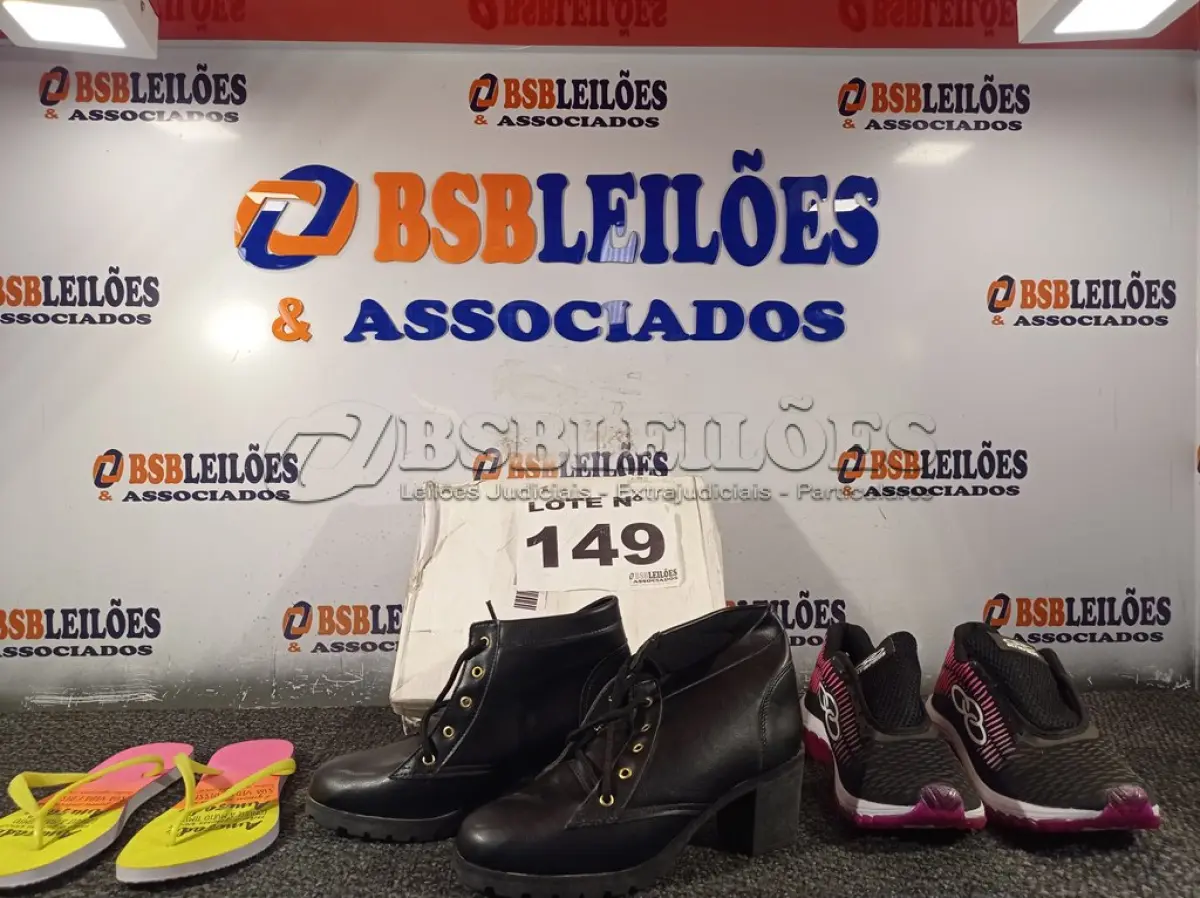 LOTE 149 - 03 – PARES DE CALÇADOS FEMININOS Nº 36 (NO ESTADO, NÃO SABEMOS SE FUNCIONA. LEILÃO NÃO TEM GARANTIA E NEM DEVOLUÇÃO, SUJEITO A POSSÍVEIS AVARIAS VISÍVEIS/OCULTAS E/OU AUSÊNCIA DE COMPONENTES)