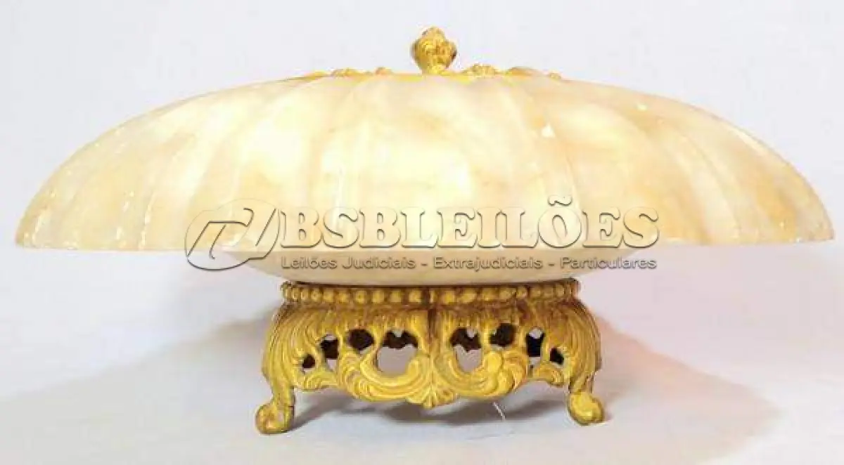 LOTE 176 - RARO TERNO IMPORTADO ITÁLIA, SÉC XIX, EM ALABASTRO, PARTES  EM BRONZE DOURADO, 1 CENTRO DE MESA-FLOREIRA,  GRANDE FLOR  UM PAR DE CASTIÇAIS PRA DUAS VELAS REPRESENTANDO ARPAS. MED 17X30 CM (CENTRO DE MESA) E 35X20 CM( CASTIÇAIS). (NO ESTADO)