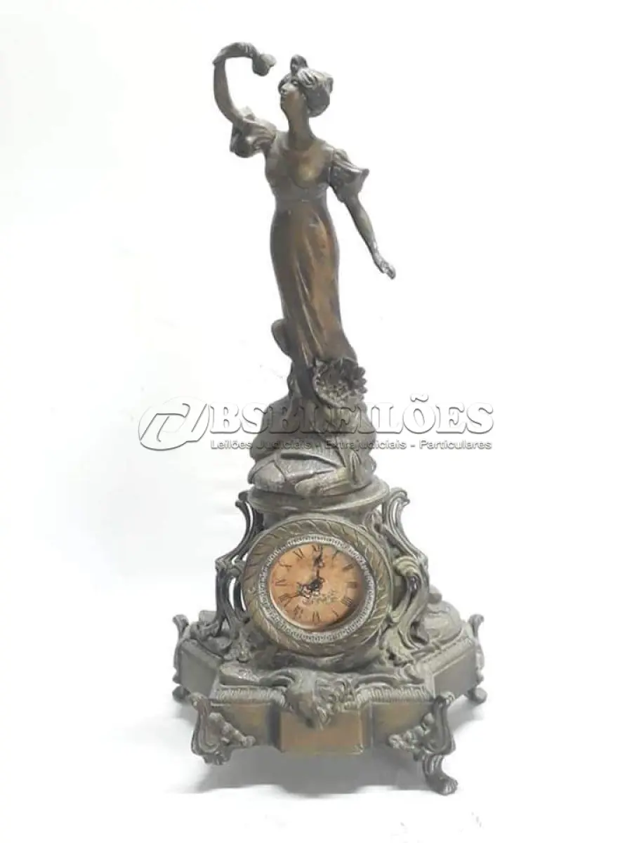 LOTE 154 - RELÍQUIA RELÓGIO FEITO DE BRONZE ANOS 70 TAMANHO: 67/19/34 OBS (FALTA UM PESINHO) (NO ESTADO)