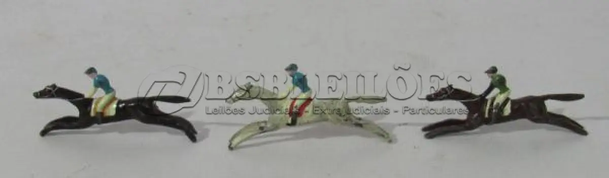 LOTE 078 - COLEÇÃO COM 20  MINIATURAS DE CAVALOS DE CORRIDA ANTIGOS DÉCADA DE 80 COM  JÓQUEIS EM CHUMBO, POLICROMADA, NO ESTOJO DE MADEIRA COM DIVISÓRIAS OBS DUAS MINIATURAS FALTANDO UMA PERNA (NO ESTADO)