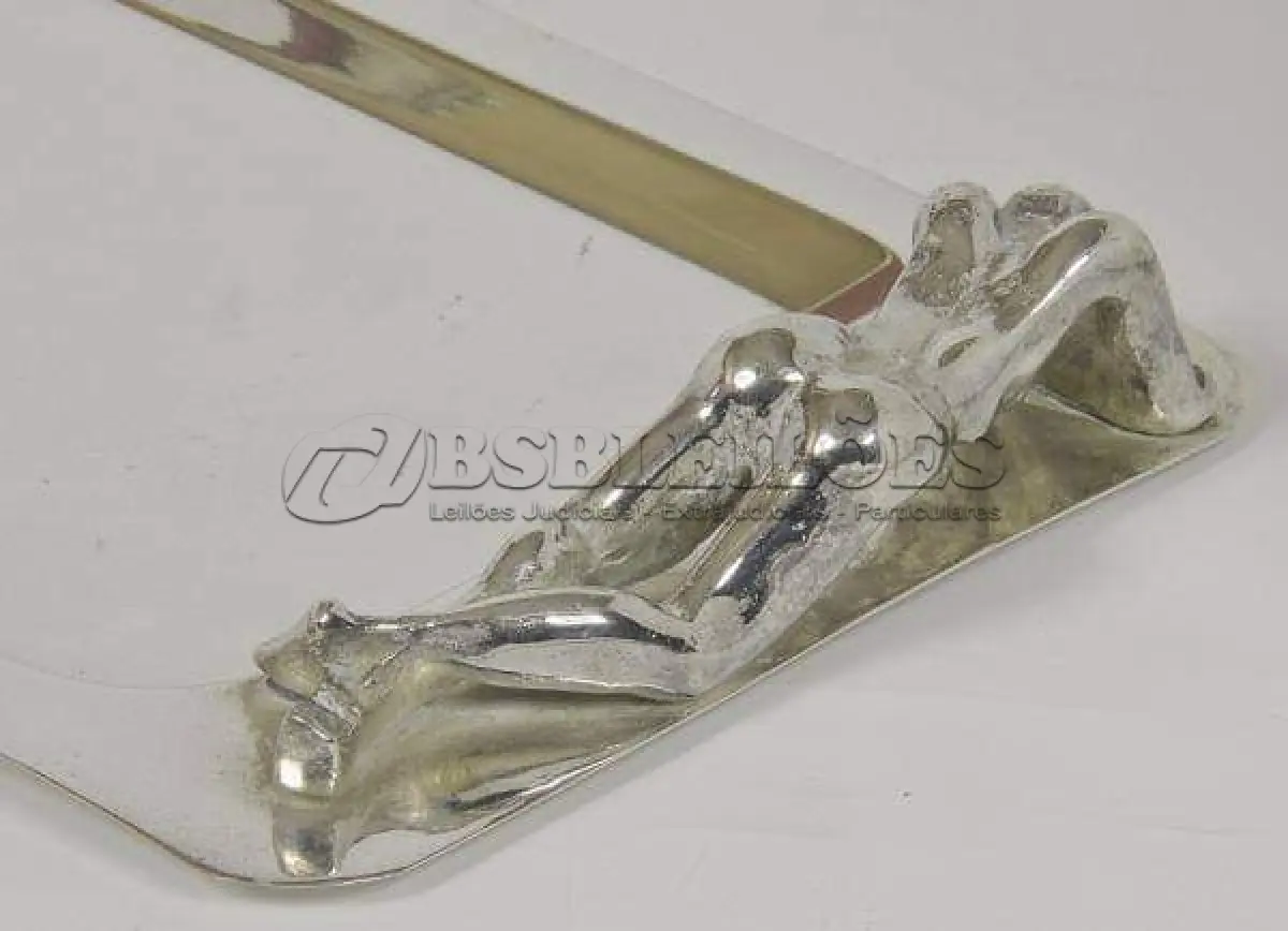 LOTE 119 - BANDEJA, GIGANTE EM METAL ESPESSURADO À PRATA, UMA DAS  MEDINDO 67X24,5X5 CM (NO ESTADO)