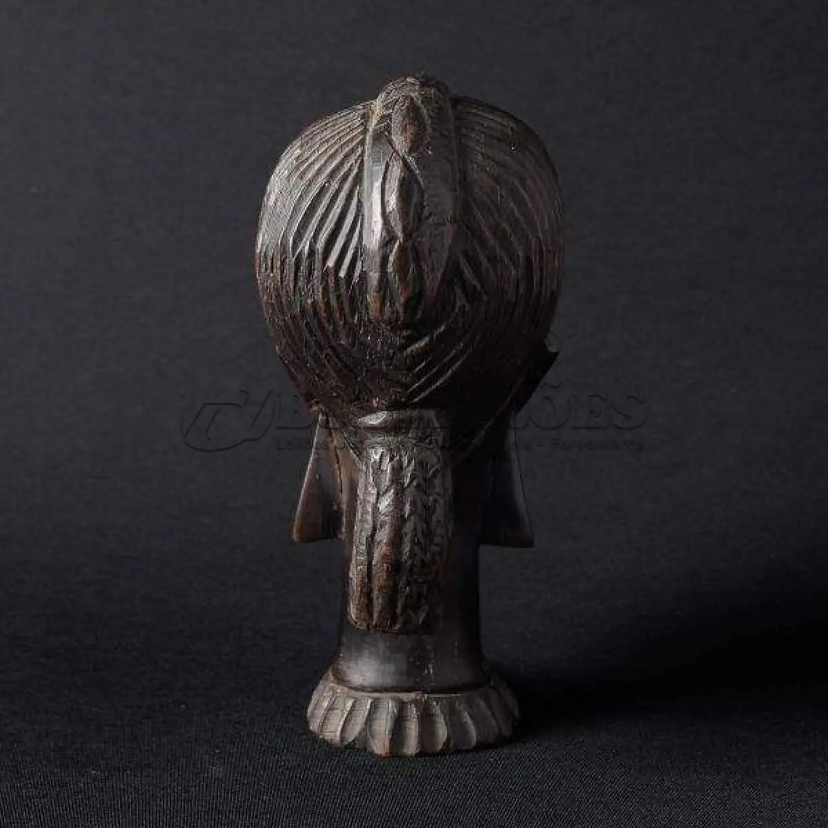 LOTE 148 - ESCULTURA IMPORTADA AFRICANA EM JACARANDÁ AFRICANO. ALTURA 20 CENTÍMETROS. (NO ESTADO)