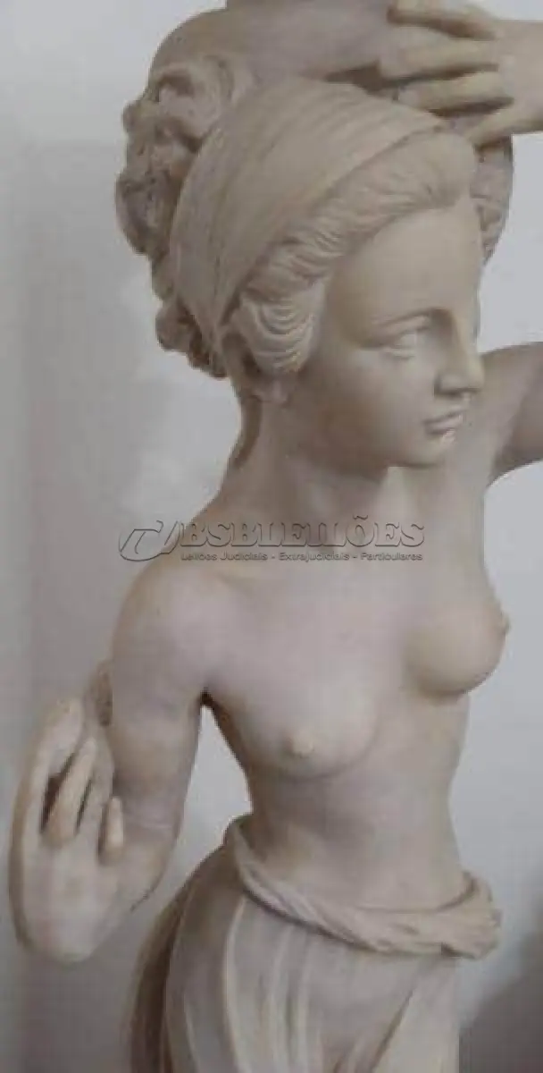 LOTE 161 - RARA ESCULTURA ITALIANA, EM MARMORITE, AVALIADA EM 4 MIL MED 160 CM (NO ESTADO)
