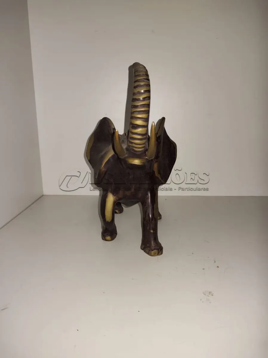 LOTE 066 - ESCULTURA ELEFANTE BEM  PESADO EM  BRONZE MASSIÇO 26 DE  ALT X 30 COMP X 15  LARG (NO ESTADO)