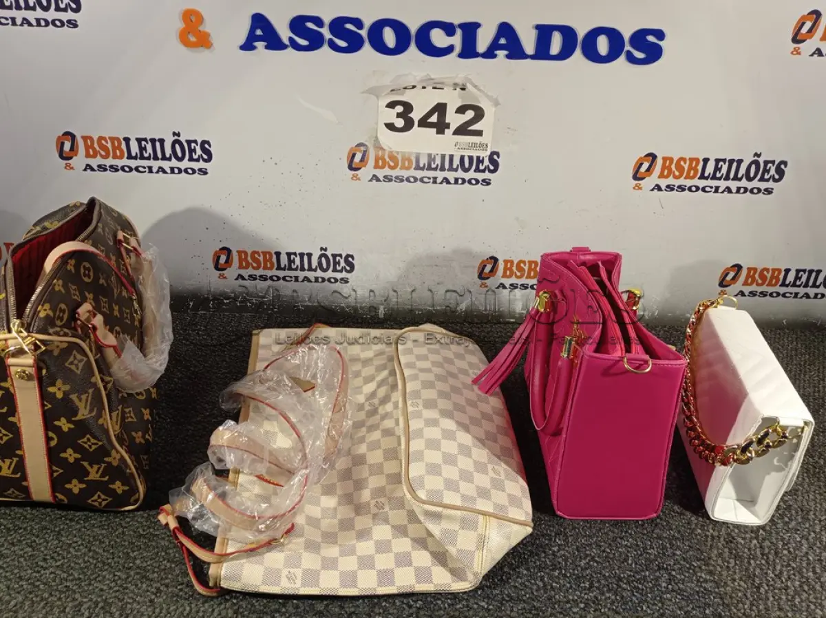 LOTE 342 - 04 – BOLSAS DIVERSAS (NO ESTADO, NÃO SABEMOS SE FUNCIONA. LEILÃO NÃO TEM GARANTIA E NEM DEVOLUÇÃO, SUJEITO A POSSÍVEIS AVARIAS VISÍVEIS/OCULTAS E/OU AUSÊNCIA DE COMPONENTES)