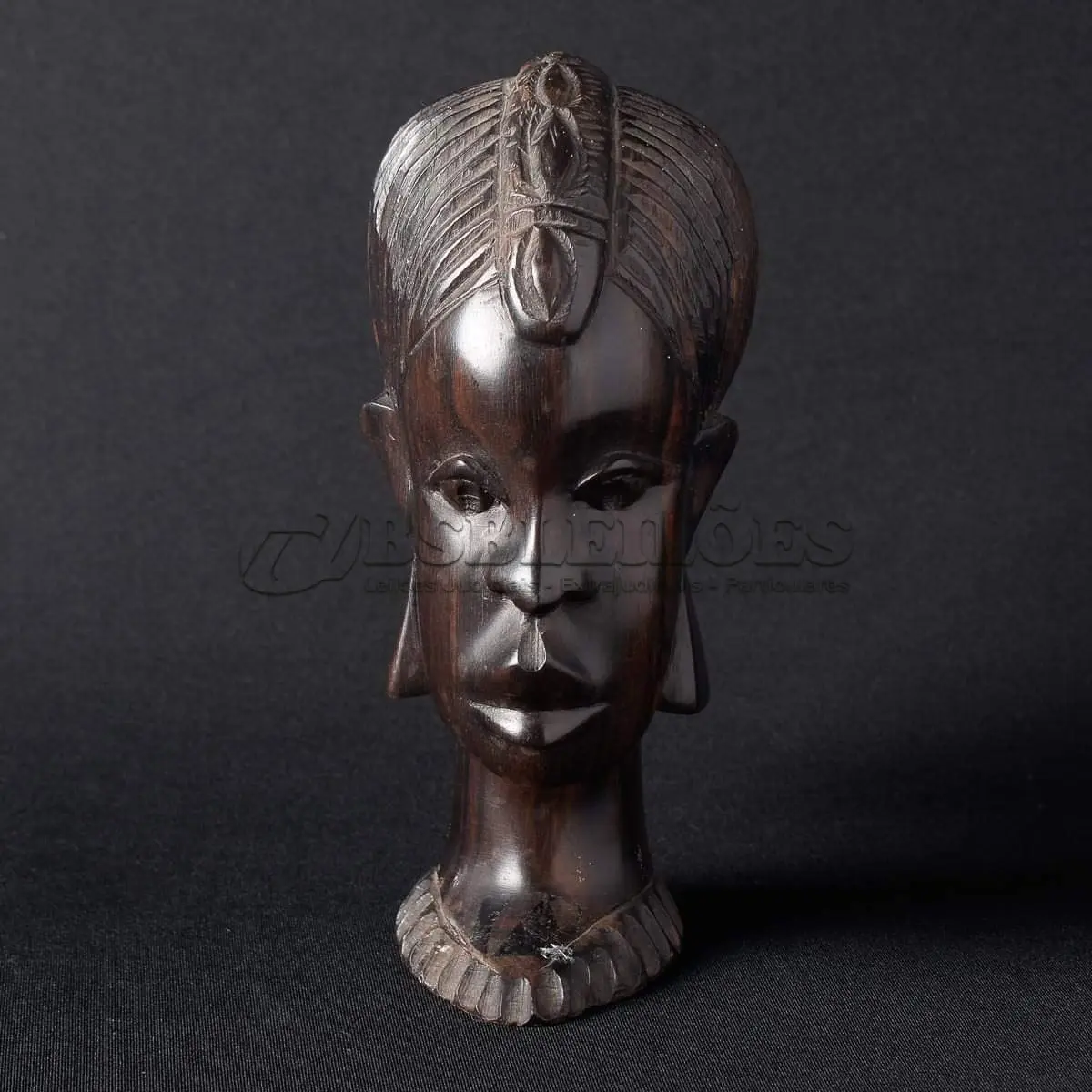 LOTE 148 - ESCULTURA IMPORTADA AFRICANA EM JACARANDÁ AFRICANO. ALTURA 20 CENTÍMETROS. (NO ESTADO)