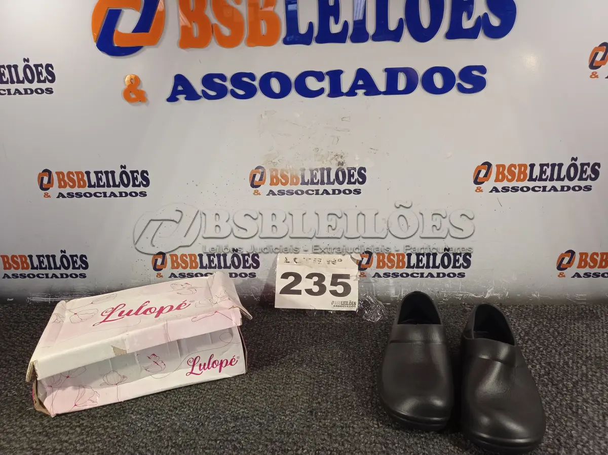 LOTE 235 - 02 – PARES DE CALÇADOS FEMININO Nº 34 (NO ESTADO, NÃO SABEMOS SE FUNCIONA. LEILÃO NÃO TEM GARANTIA E NEM DEVOLUÇÃO, SUJEITO A POSSÍVEIS AVARIAS VISÍVEIS/OCULTAS E/OU AUSÊNCIA DE COMPONENTES)