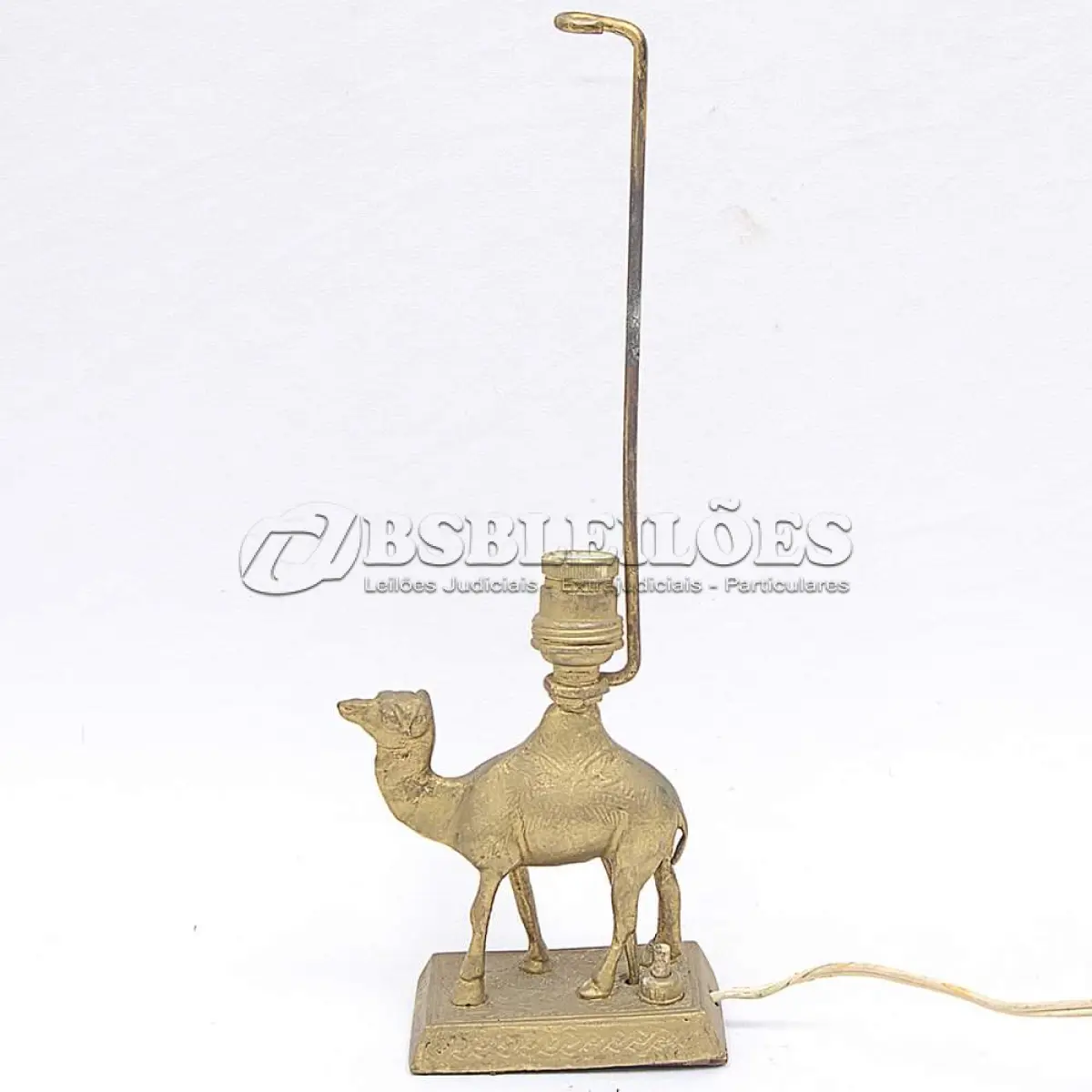 LOTE 149 - LUMINÁRIA EM BRONZE IMAGEM DE CAMELO. ALTURA. 30 CM.$70,00