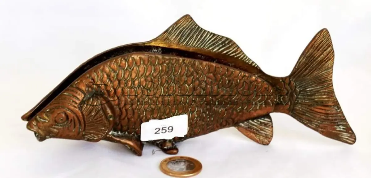 LOTE 092 - PORTA GUARDANAPOS, PRODUZIDO EM BRONZE, PEIXE, MAIOR COMPRIMENTO 21,5 CM.(NO ESTADO)