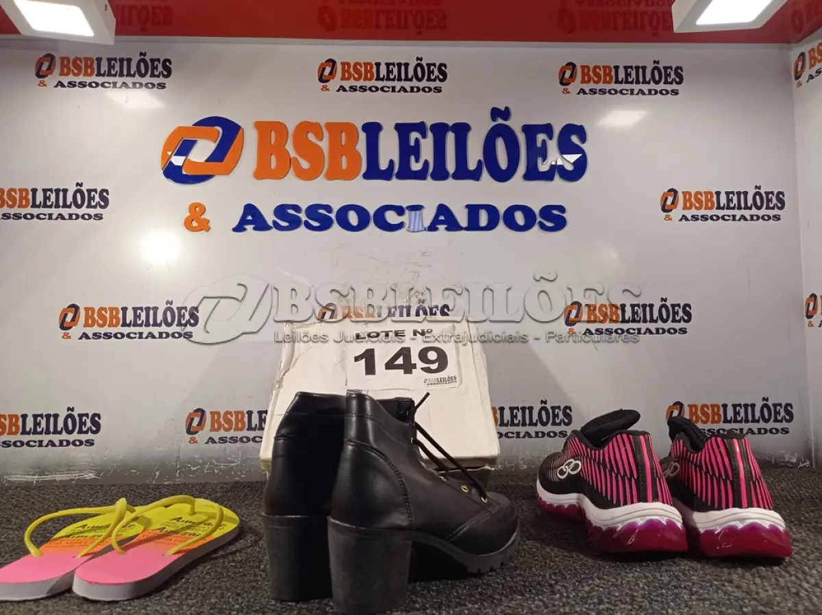 LOTE 149 - 03 – PARES DE CALÇADOS FEMININOS Nº 36 (NO ESTADO, NÃO SABEMOS SE FUNCIONA. LEILÃO NÃO TEM GARANTIA E NEM DEVOLUÇÃO, SUJEITO A POSSÍVEIS AVARIAS VISÍVEIS/OCULTAS E/OU AUSÊNCIA DE COMPONENTES)