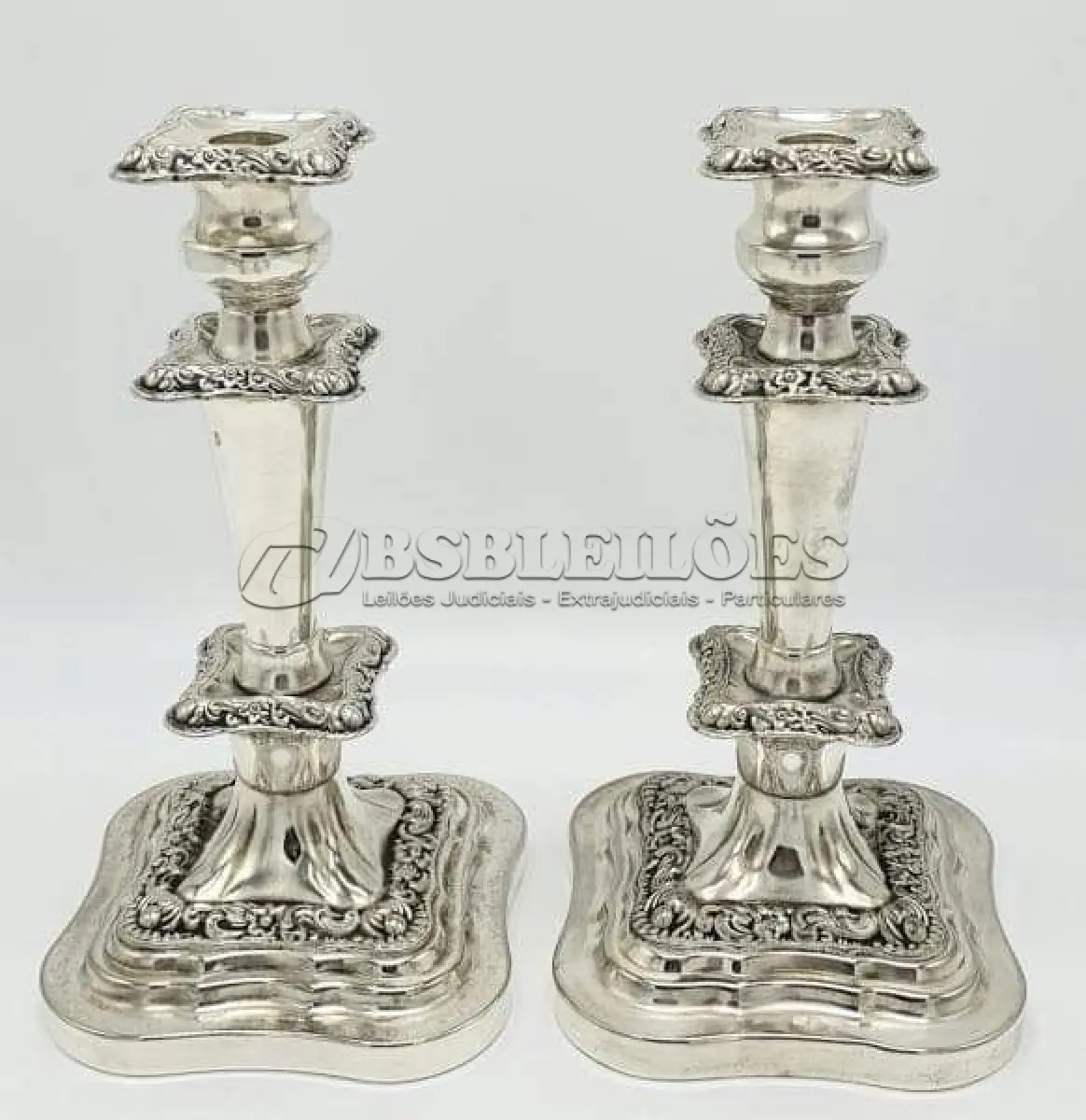 LOTE 141 - CANDELABROS, INGLESES, EM COBRE BANHO DE PRATA,  PODEM SER USADOS COMO CASTIÇAL, PARTES REMOVÍVEIS (46CM X 41CM). (NO ESTADO)