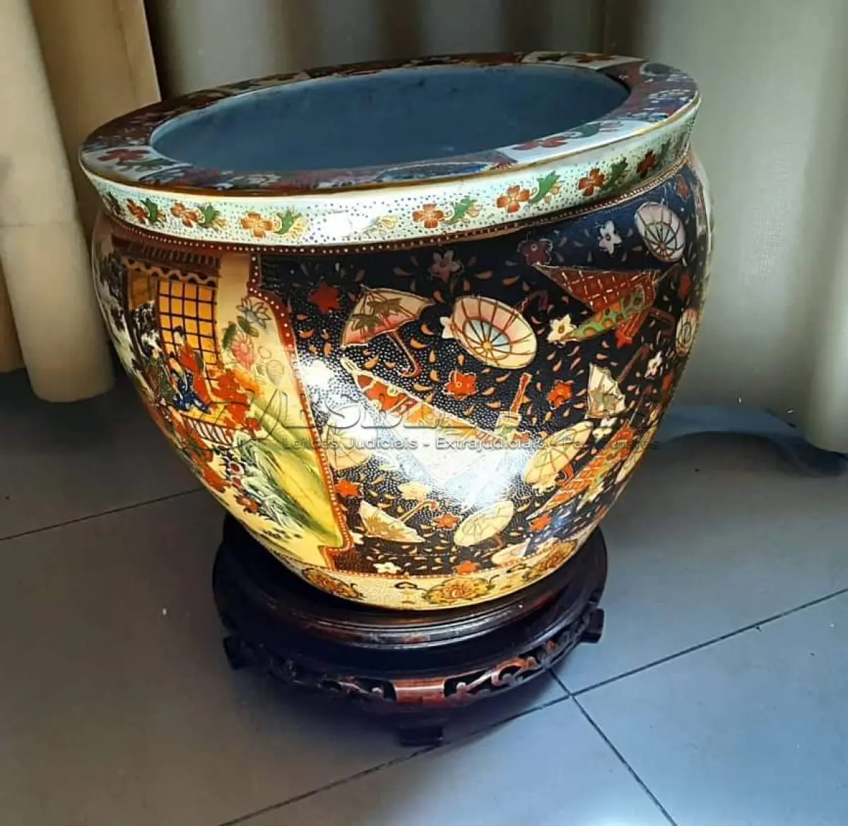 LOTE 140 - RARO VASO DE PORCELANA CHINESA, COM PEANHA, VASO MEDE 36CM DE DIÂMETRO E 40CM DE ALTURA COM A PEANHA. (NO ESTADO)