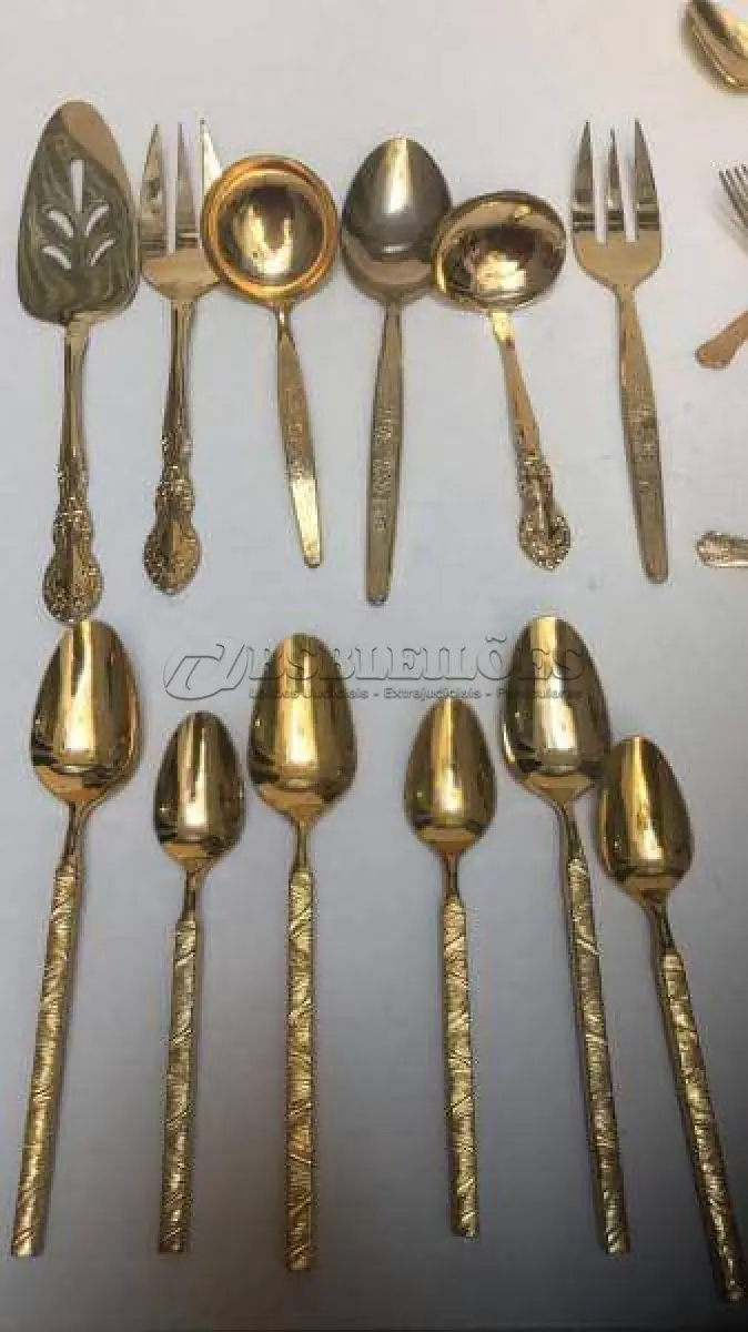 LOTE 117 - FAQUEIRO DOURADO PEÇAS: 6 TALHARES DE SERVIÇO, 12 COLHERES DE CHÁ, 5 COLHERES DE SOBREMESA, 2 GARFOS DE SOBREMESA, 9 GARFOS DE MESA, 5 COLHERES DE SOPA E 5 FACAS DE MESA.  44 PEÇAS (NO ESTADO)