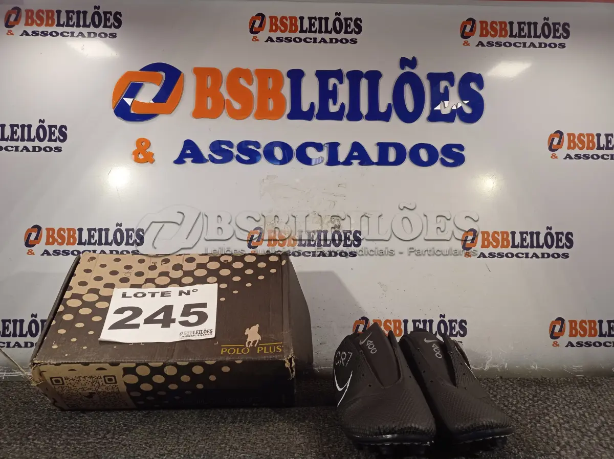 LOTE 245 - 02 – PARES DE CALÇADOS MASCULINOS Nº 40 (NO ESTADO, NÃO SABEMOS SE FUNCIONA. LEILÃO NÃO TEM GARANTIA E NEM DEVOLUÇÃO, SUJEITO A POSSÍVEIS AVARIAS VISÍVEIS/OCULTAS E/OU AUSÊNCIA DE COMPONENTES)