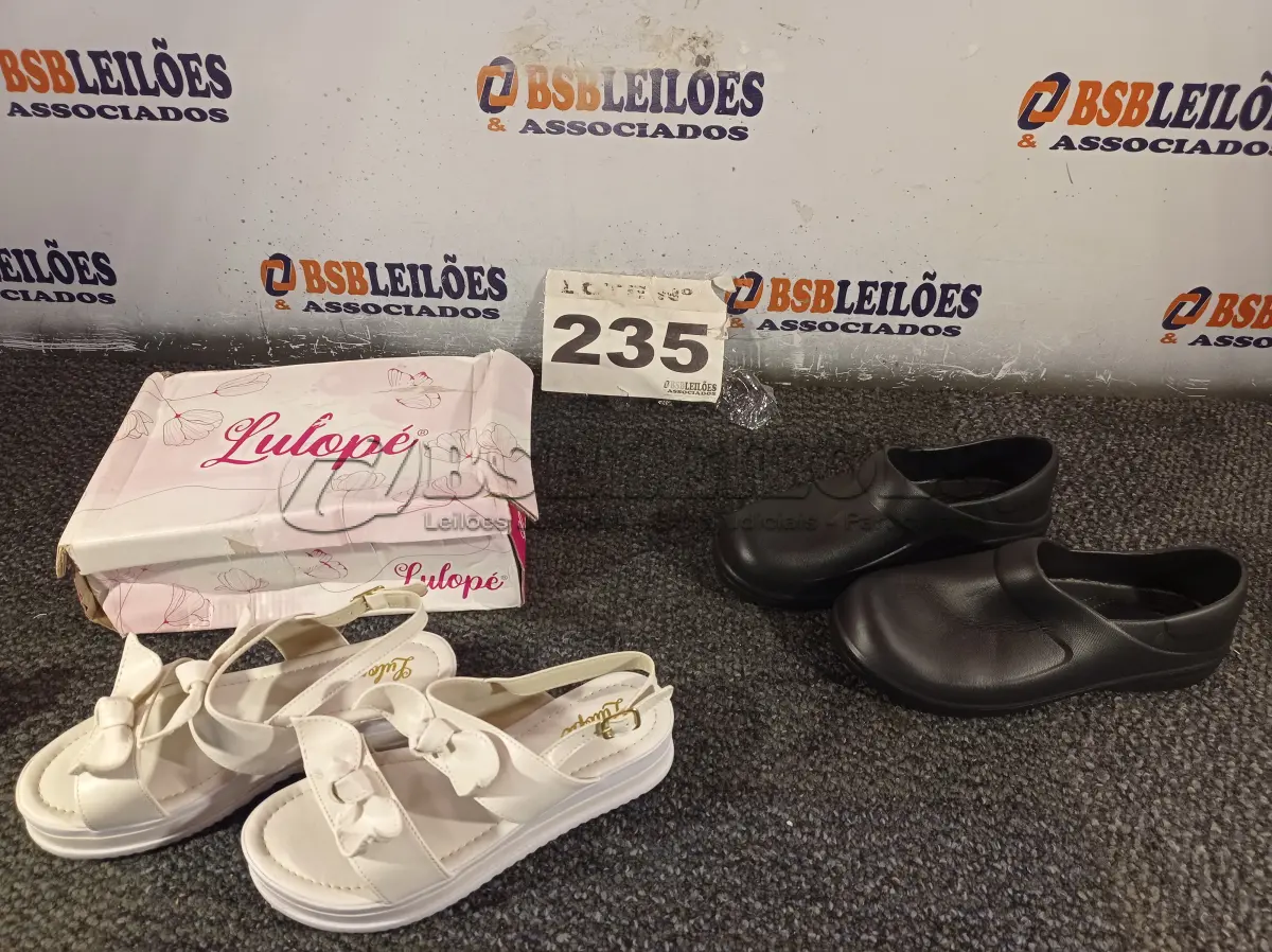 LOTE 235 - 02 – PARES DE CALÇADOS FEMININO Nº 34 (NO ESTADO, NÃO SABEMOS SE FUNCIONA. LEILÃO NÃO TEM GARANTIA E NEM DEVOLUÇÃO, SUJEITO A POSSÍVEIS AVARIAS VISÍVEIS/OCULTAS E/OU AUSÊNCIA DE COMPONENTES)