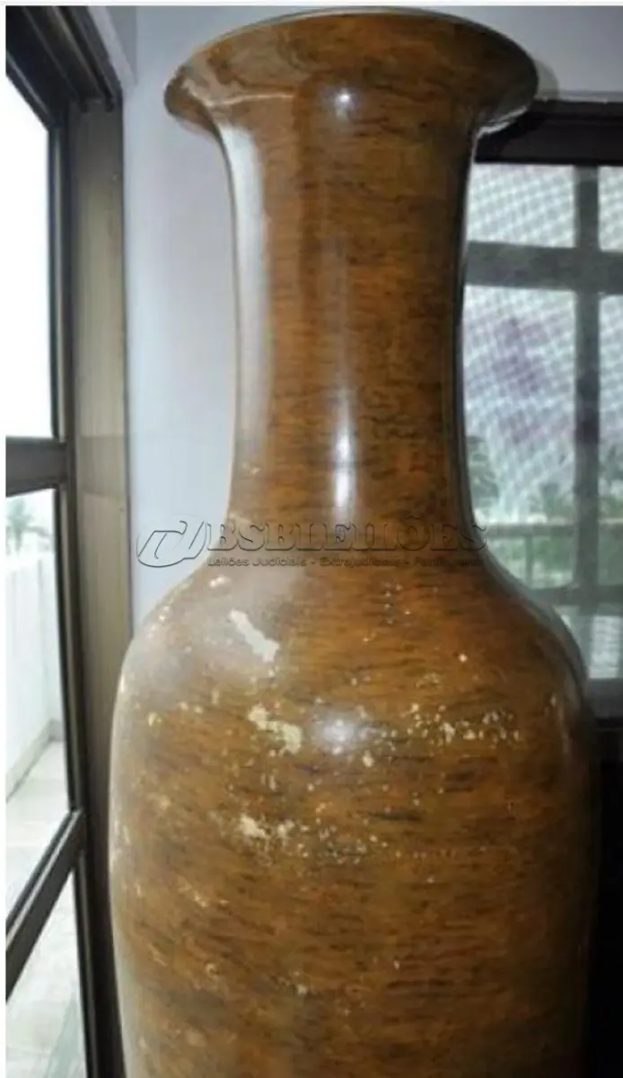 LOTE 053 - RARO VASO EM METAL NOBRE LAQUEADO OURO VELHO AVALIADA. 2 MIL REAIS TAMANHO:188 ALTURA LINDA PEÇA (NO ESTADO)