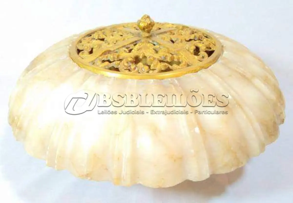 LOTE 176 - RARO TERNO IMPORTADO ITÁLIA, SÉC XIX, EM ALABASTRO, PARTES  EM BRONZE DOURADO, 1 CENTRO DE MESA-FLOREIRA,  GRANDE FLOR  UM PAR DE CASTIÇAIS PRA DUAS VELAS REPRESENTANDO ARPAS. MED 17X30 CM (CENTRO DE MESA) E 35X20 CM( CASTIÇAIS). (NO ESTADO)