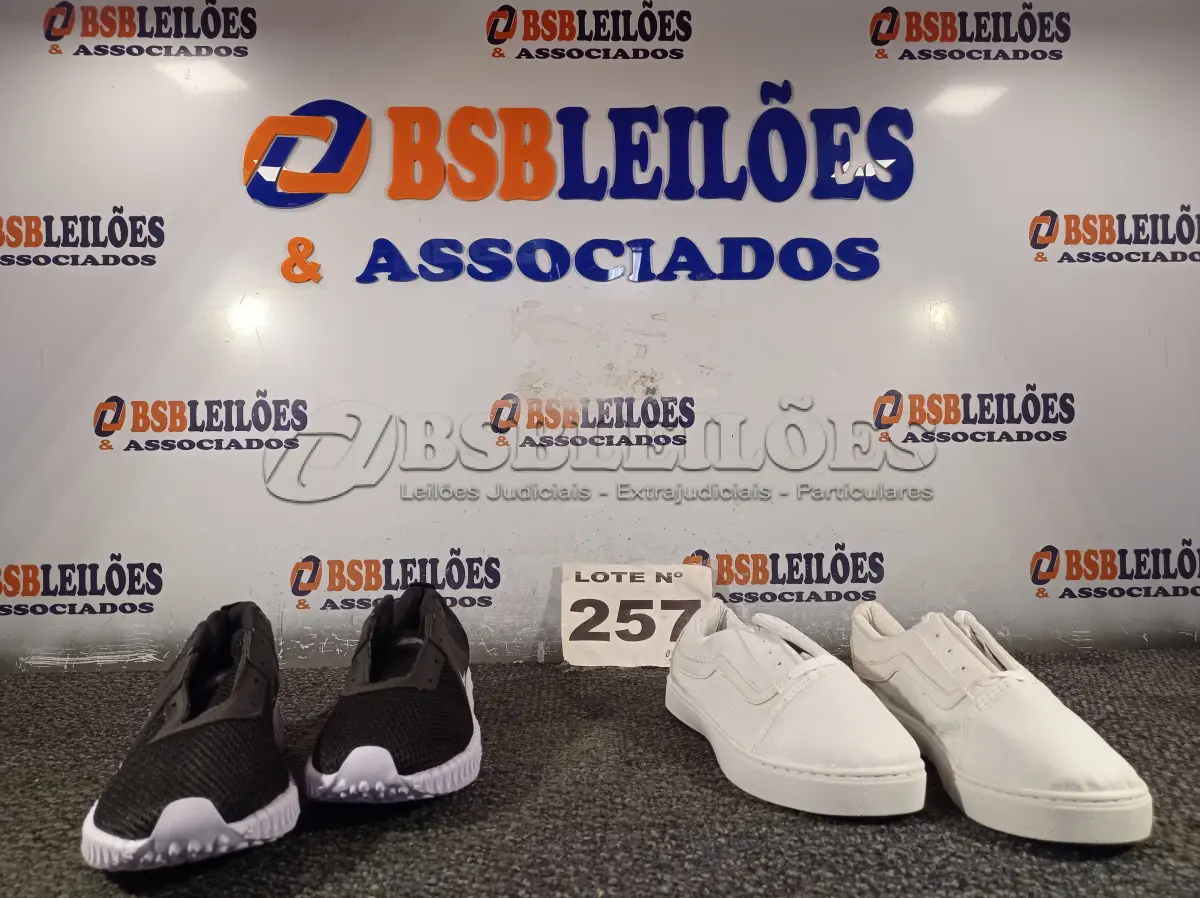 LOTE 257 - 02 – PARES DE CALÇADOS MASCULINO Nº 38 (NO ESTADO, NÃO SABEMOS SE FUNCIONA. LEILÃO NÃO TEM GARANTIA E NEM DEVOLUÇÃO, SUJEITO A POSSÍVEIS AVARIAS VISÍVEIS/OCULTAS E/OU AUSÊNCIA DE COMPONENTES)