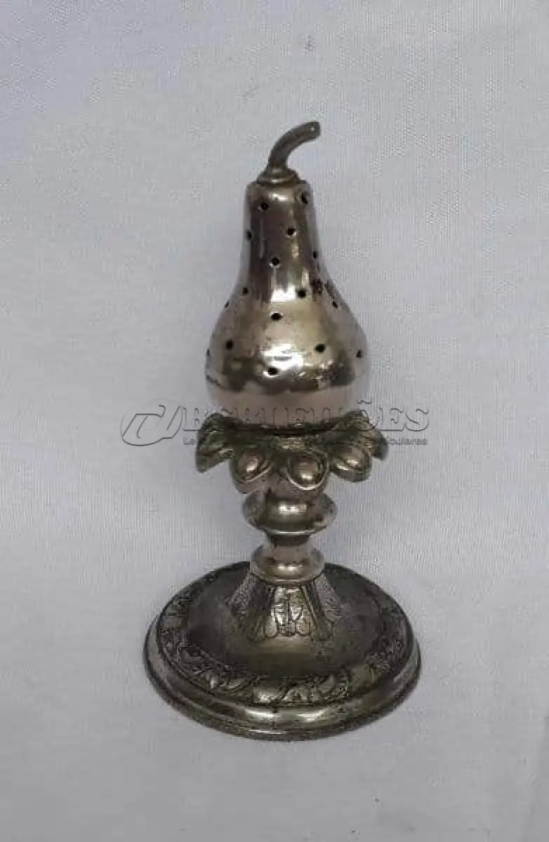 LOTE 169 - PORTA ALIANÇAS EM METAL 15 CM DE DIÂMETRO, ACOMPANHA PALITEIRO EM ESTANHO 12 CM DE ALTURA. (NO ESTADO)