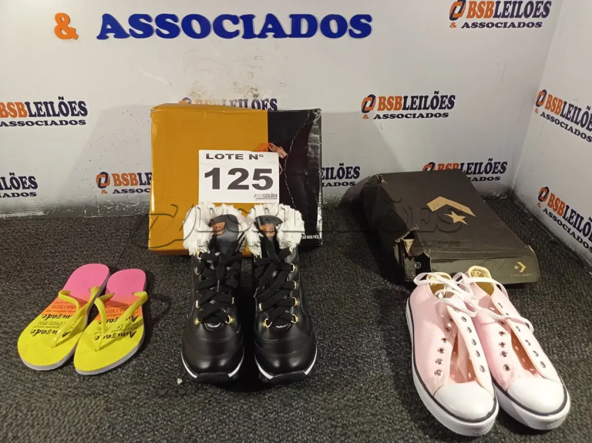 LOTE 125 - 03 – PARES DE CALÇADOS FEMININOS Nº 36 (NO ESTADO, NÃO SABEMOS SE FUNCIONA. LEILÃO NÃO TEM GARANTIA E NEM DEVOLUÇÃO, SUJEITO A POSSÍVEIS AVARIAS VISÍVEIS/OCULTAS E/OU AUSÊNCIA DE COMPONENTES)