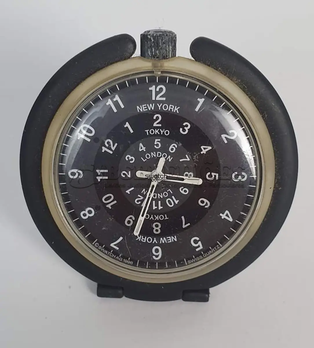 LOTE 100 - RELÓGIO SWATCH SWISS IMPORTADO SUÍÇO COM HORAS DE DIVERSOS PAÍSES ORIGINAL.  .(NO ESTADO)