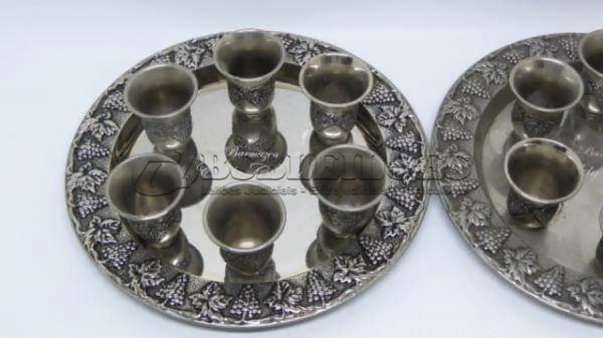 LOTE 145 - LINDA BANDEJA   COM 6 COPOS - EM METAL PRESSURIZADA A PRATA COM DETALHES DE CACHOS DE UVAS EM ALTO RELEVO MEDEM 24CM. (NO ESTADO)