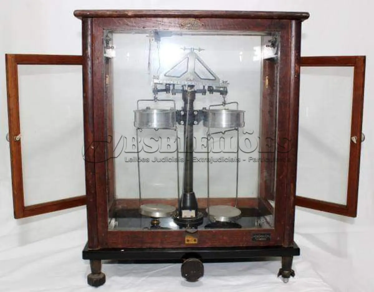 LOTE 104 - RARA BALANÇA DE PRECISÃO IMPORTADA SARTORIUS WERKE FABRICADO PELA GOTTINGEN POR VOLTA DE 1930. (NO ESTADO)