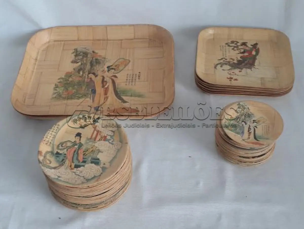 LOTE 077 - LINDO CONJUNTO ORIENTAL EM PALHA TRANÇADA E RESINADA SÃO 23 PORTA COPOS (DIAM. 11CM) 26 PRATINHOS (DIAM. 16CM), 5 PRATOS QUADRADOS (20 X 20CM) E 2 BANDEJAS RETANGULARES (35 X 30CM). TOTAL 56 PEÇAS.(NO ESTADO)
