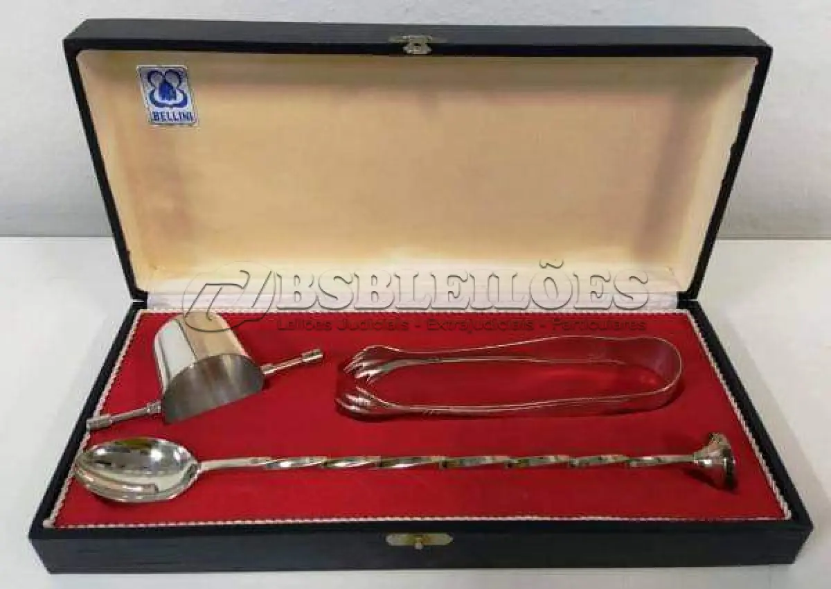 LOTE 106 - CONJUNTO DE BEBIDAS COM BALDE DE GELO COM APLIQUES DE METAL E CONJUNTO DE  SERVIÇO EM PRATA 90 COM DOSADOR, PINÇA E MISTURADOR . MARCA :  BELINI (NO ESTADO)