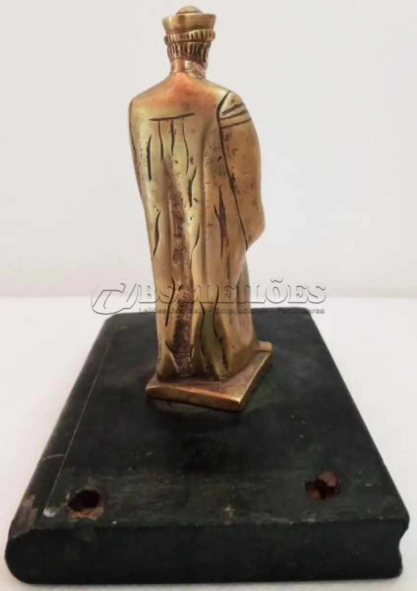LOTE 081 - ESCULTURA  MAGISTRADO ALT.: 11 CM, BASE DE PEDRA FORMA DE LIVRO, DIM.: 2X9X12,5 CM  EM BRONZE MACIÇO (NO ESTADO)