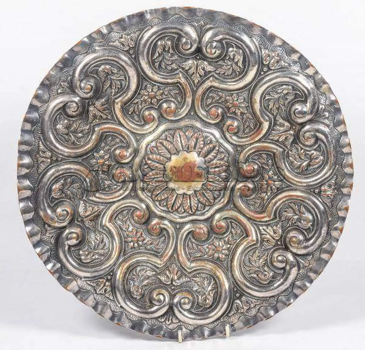 LOTE 146 - LINDO MEDALHÃO EM METAL. DECORAÇÃO MARAVILHOSA MEDIDAS 39 CENTÍMETROS.(NO ESTADO)